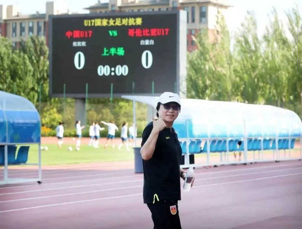 《蓝黉舍》讲述了一个85后的北京孩子张盟年夜学结业后来到乌拉特后旗宝音图地域支教的故事。因本地糊口前提卑劣张盟想分开，恰恰又碰到一个同心专心只为孩子教育的倔老头和5个无邪可爱却有着分歧出身布景的孩子，由此起头了他在牧区丰硕多彩、诙谐爆笑的支教糊口。以往大都支教影片重视表示边区麻烦、孩子巴望肄业、教员忘我奉献，而本片倒是从分歧的视角，以全新的手法、诙谐爆笑的故工作节，让不雅众在笑声中有所感悟。